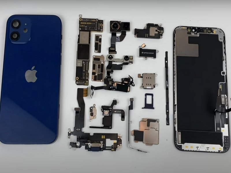 Despiece de un iPhone reparado en Tec-iNfo: pantalla, batería, placa y módulos